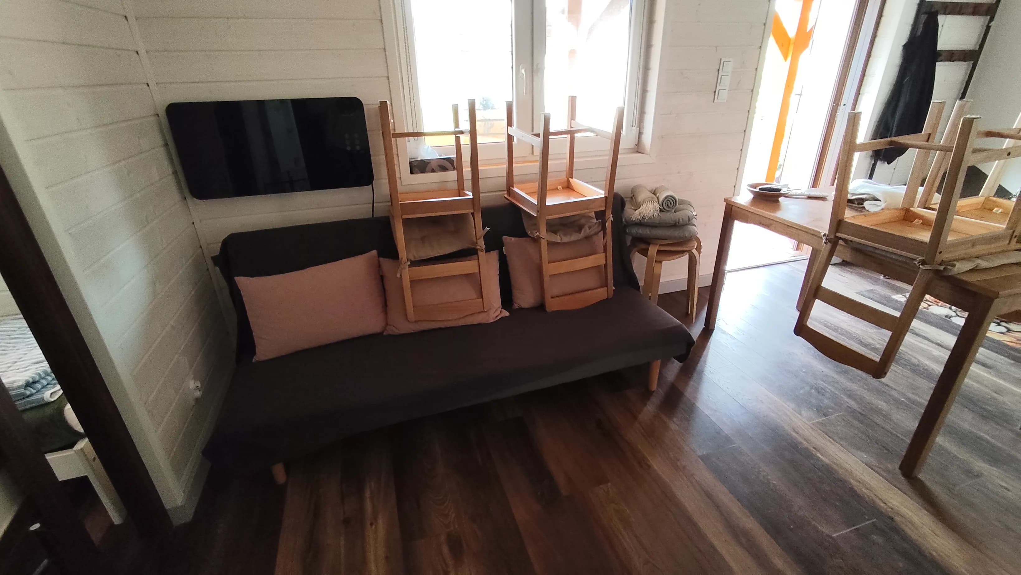 Rozkładana sofa w salonie domku Mat